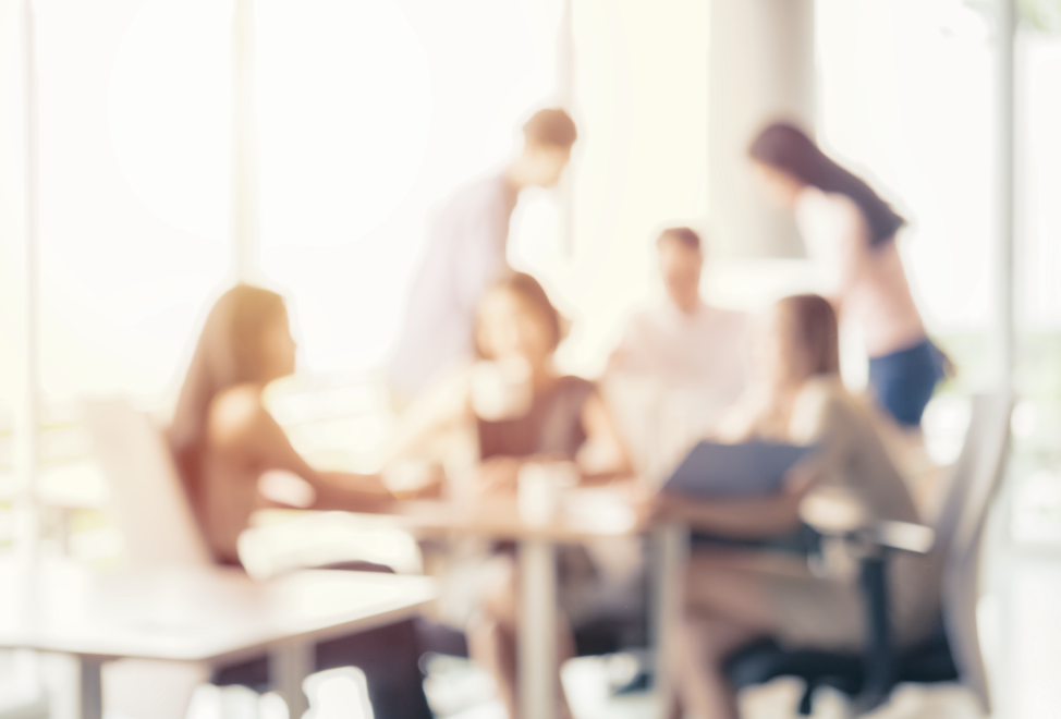 Colegas a conversar à volta de uma mesa