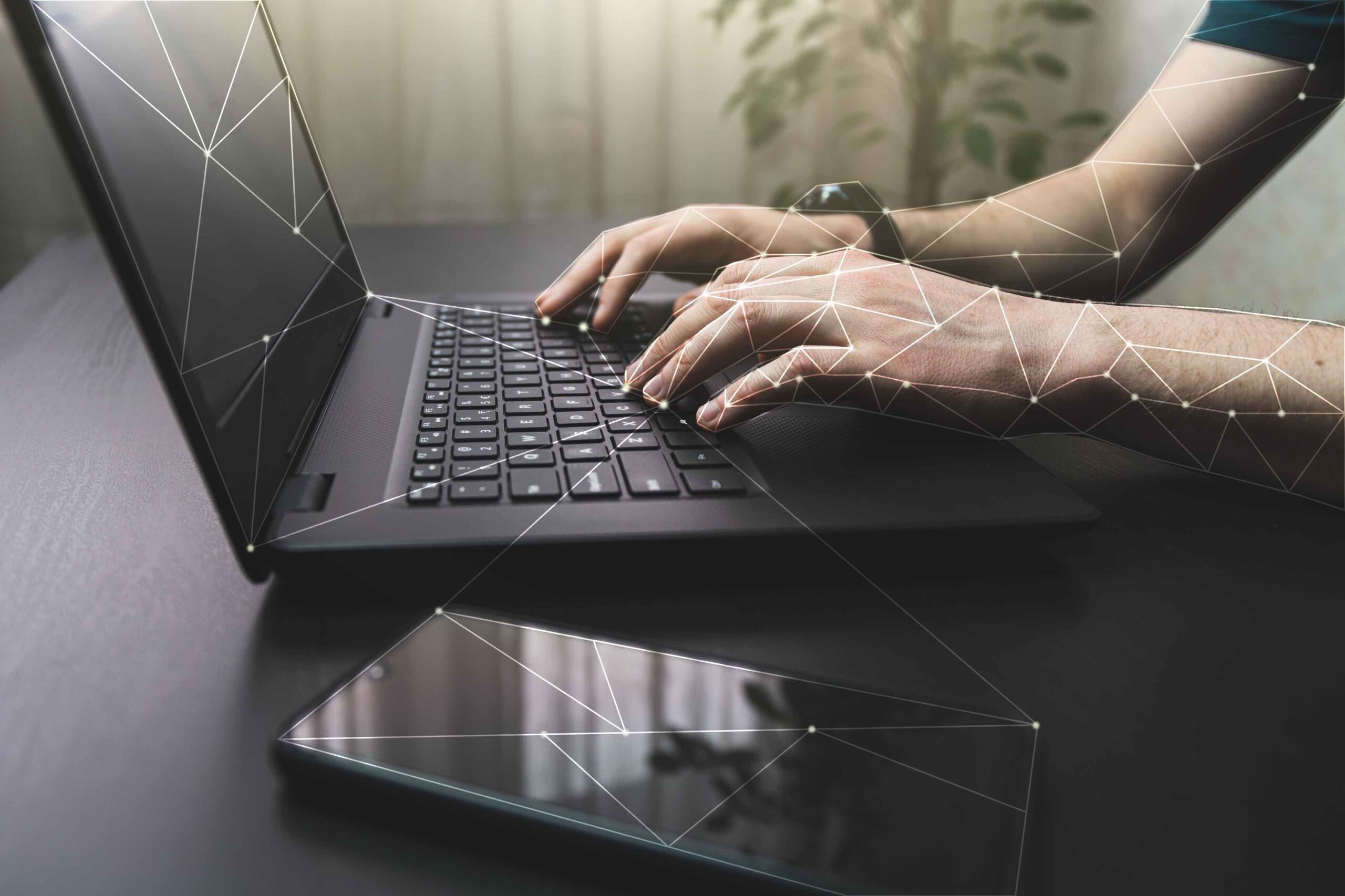 Um homem digitando em um laptop.