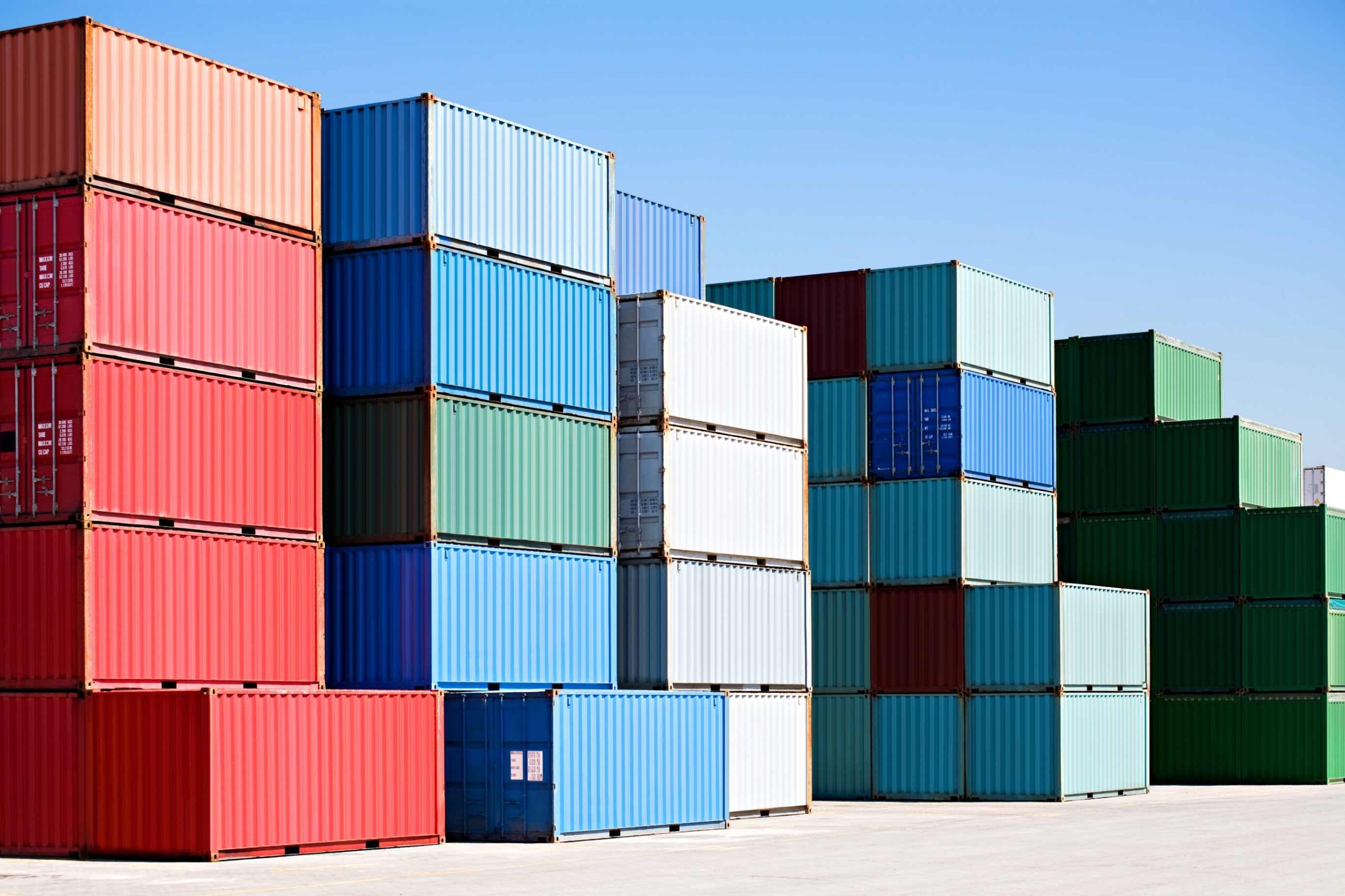 Un parc de conteneurs d'expédition avec des piles de conteneurs de marchandises.