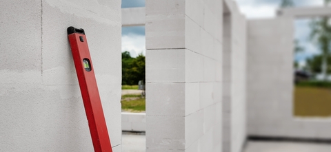 Un niveau de mesure contre un mur.