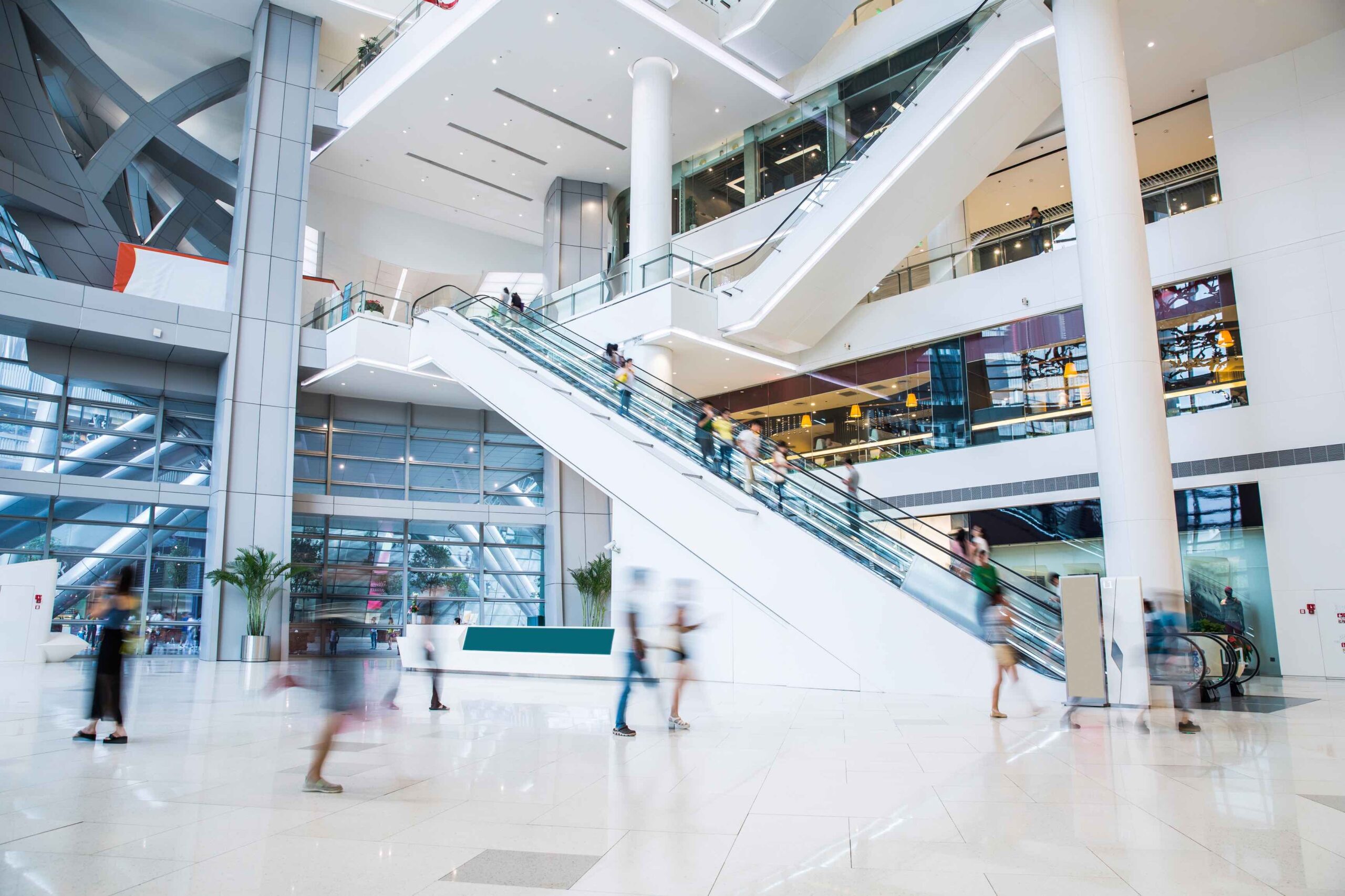 O interior de um edifício comercial.