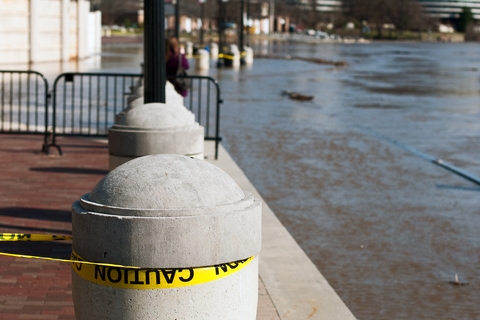 Una calle inundada con cinta de precaución.