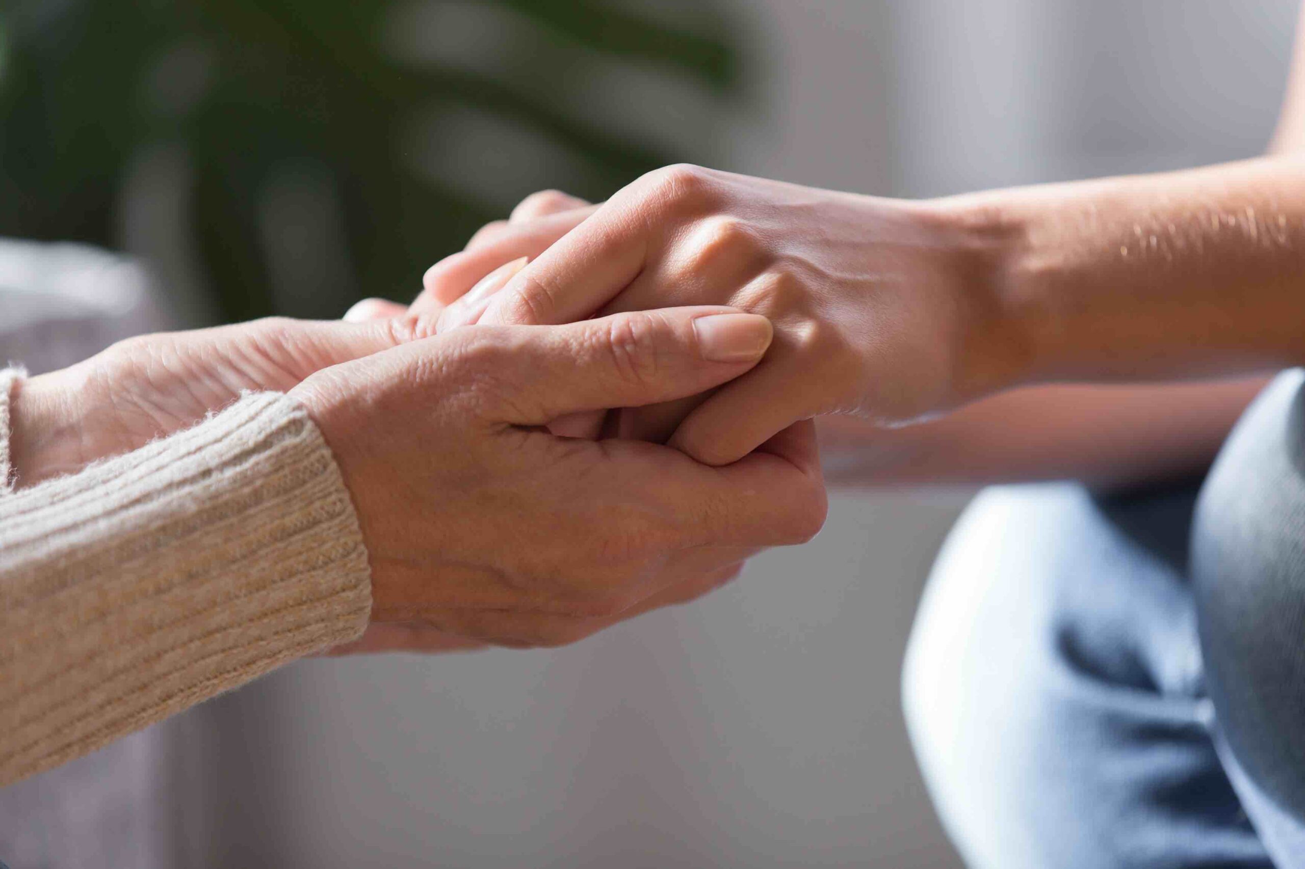 Deux personnes se donnant la main de manière significative.