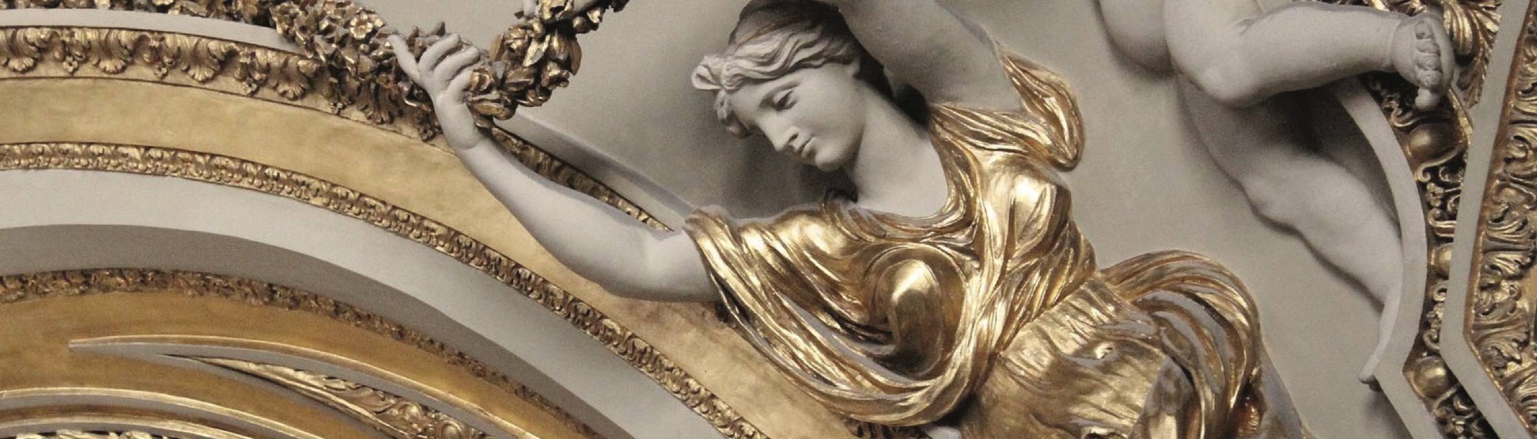 Una escultura ornamentada de una mujer.