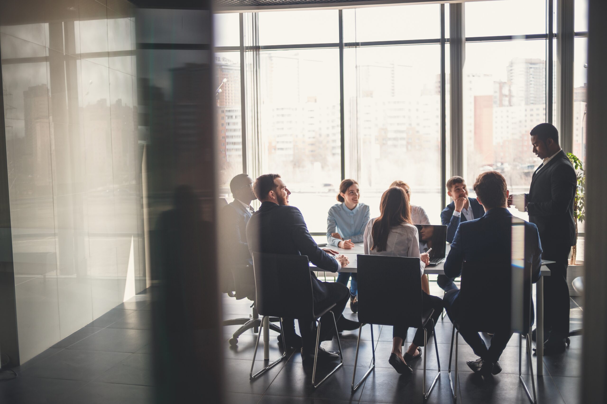 Un groupe d’employés dans une salle de conférence.