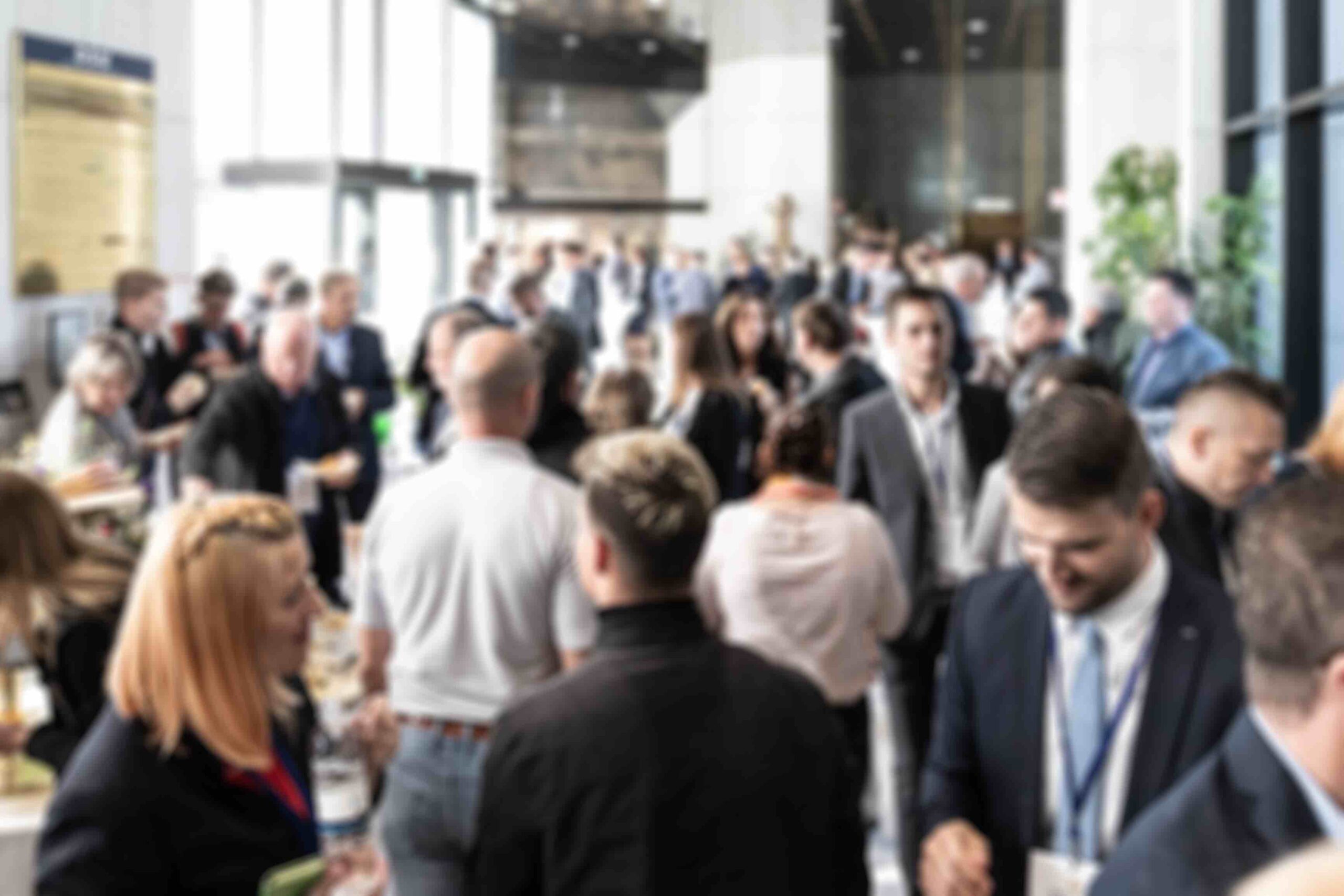 Een zaal vol mensen op een drukke conferentie.