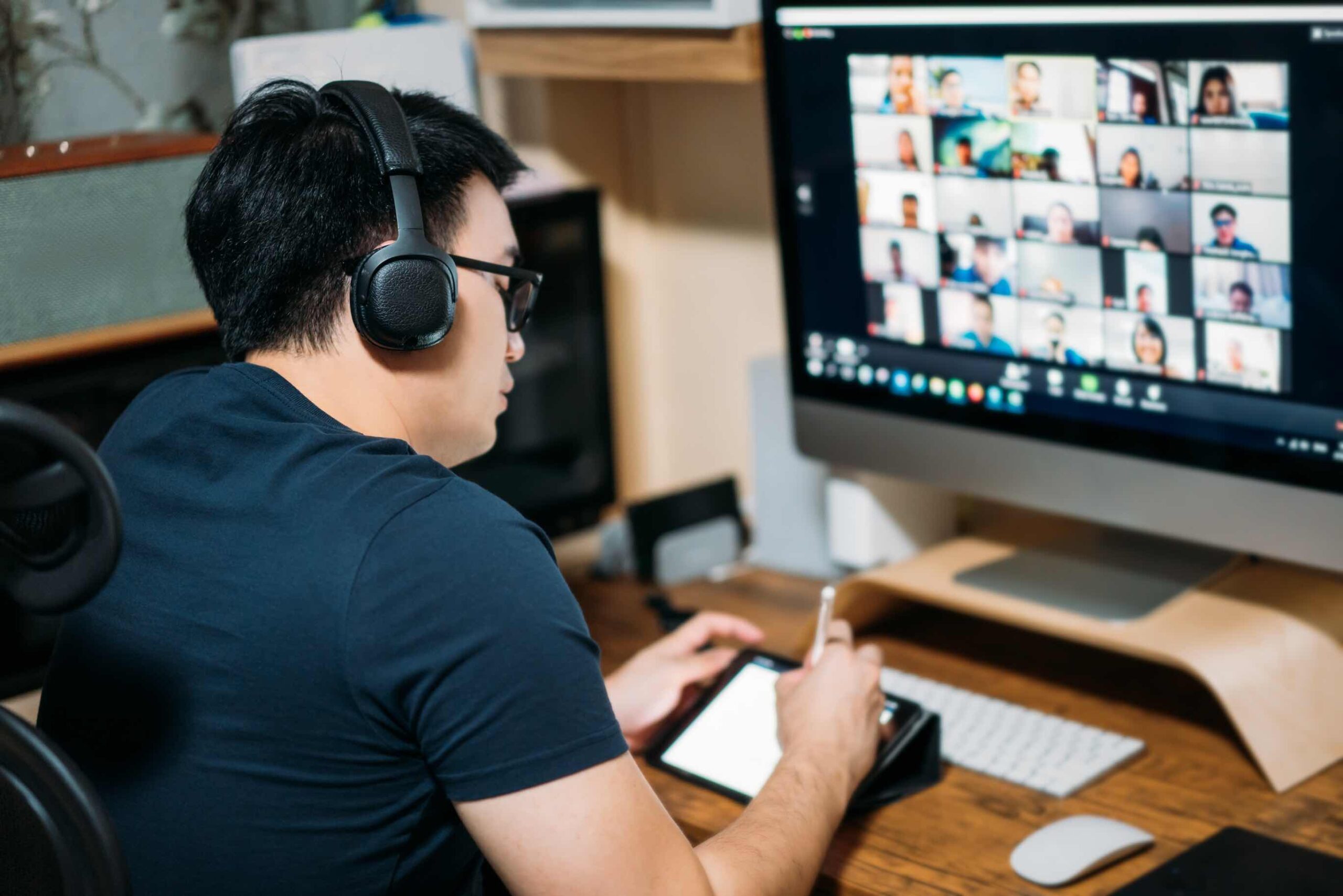 Um homem a trabalhar num computador.