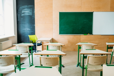 Uma sala de aula vazia.