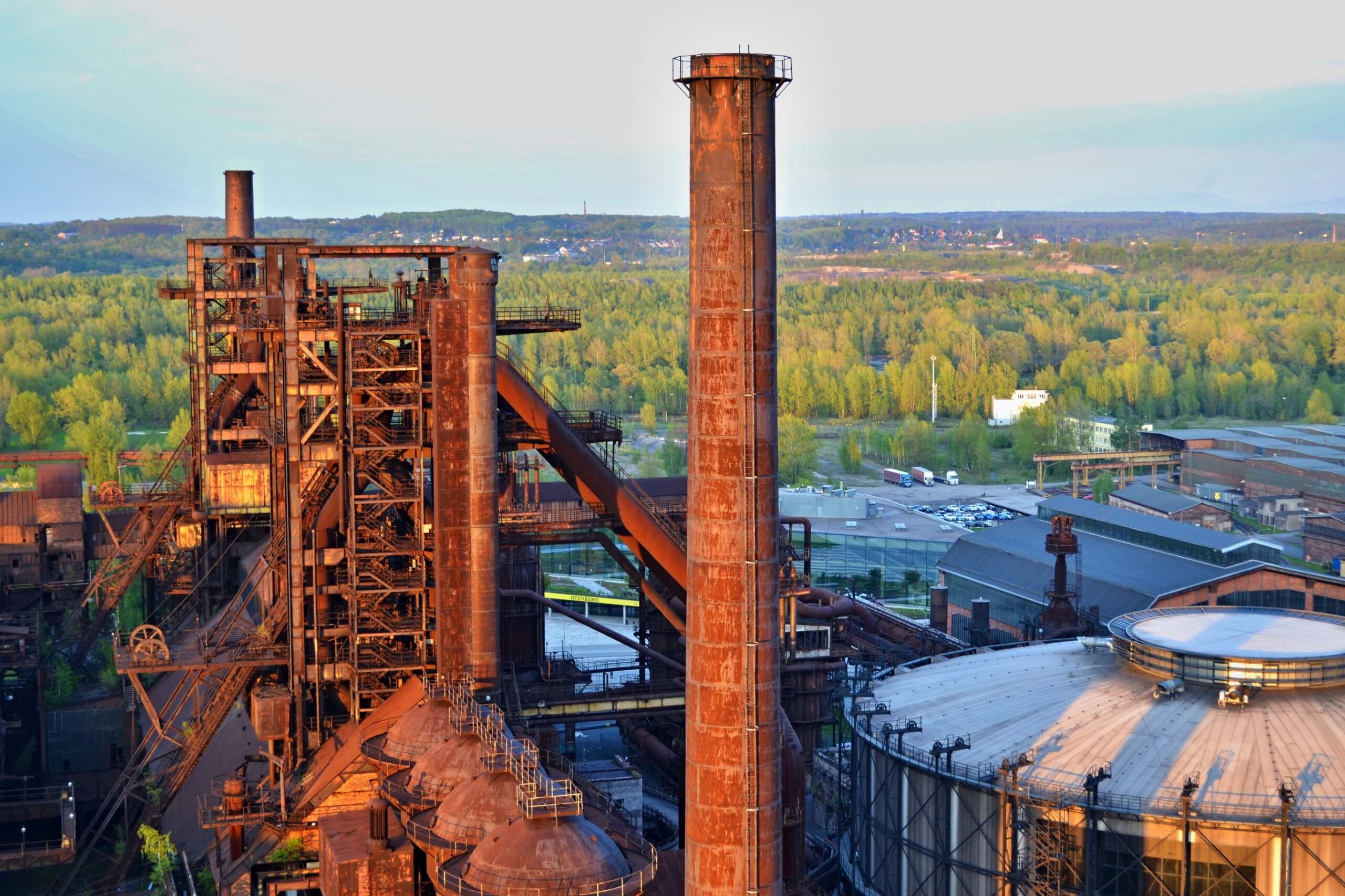 Une grande usine industrielle.