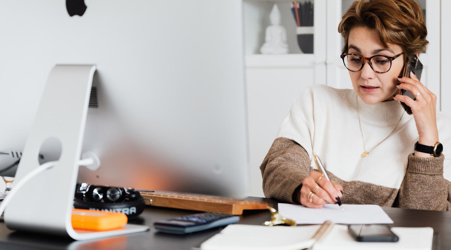 Claims administration 1 Administrateur des revendications travaillant devant un ordinateur.