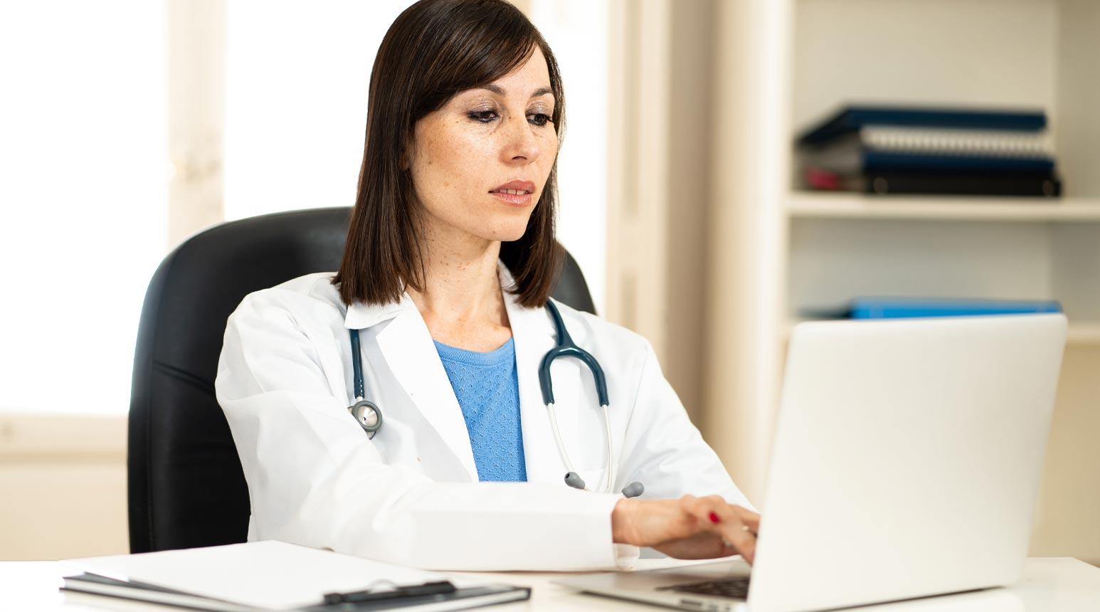 Un professionnel de la santé à un ordinateur.