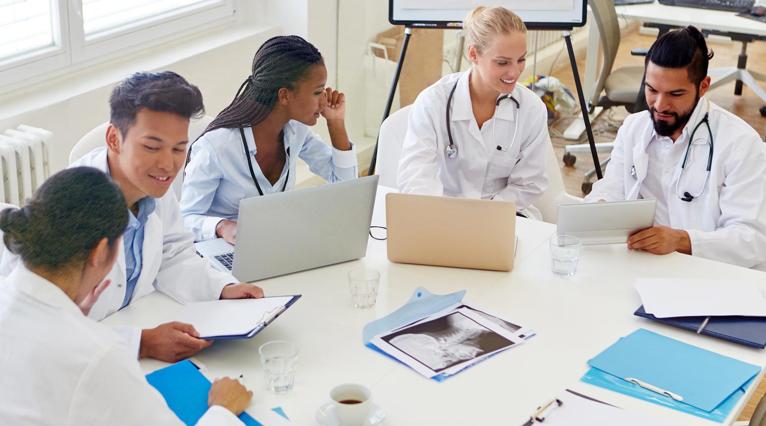 Un groupe de professionnels de la santé autour d’une table.