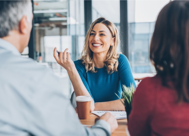 Un employé souriant lors d'un entretien.